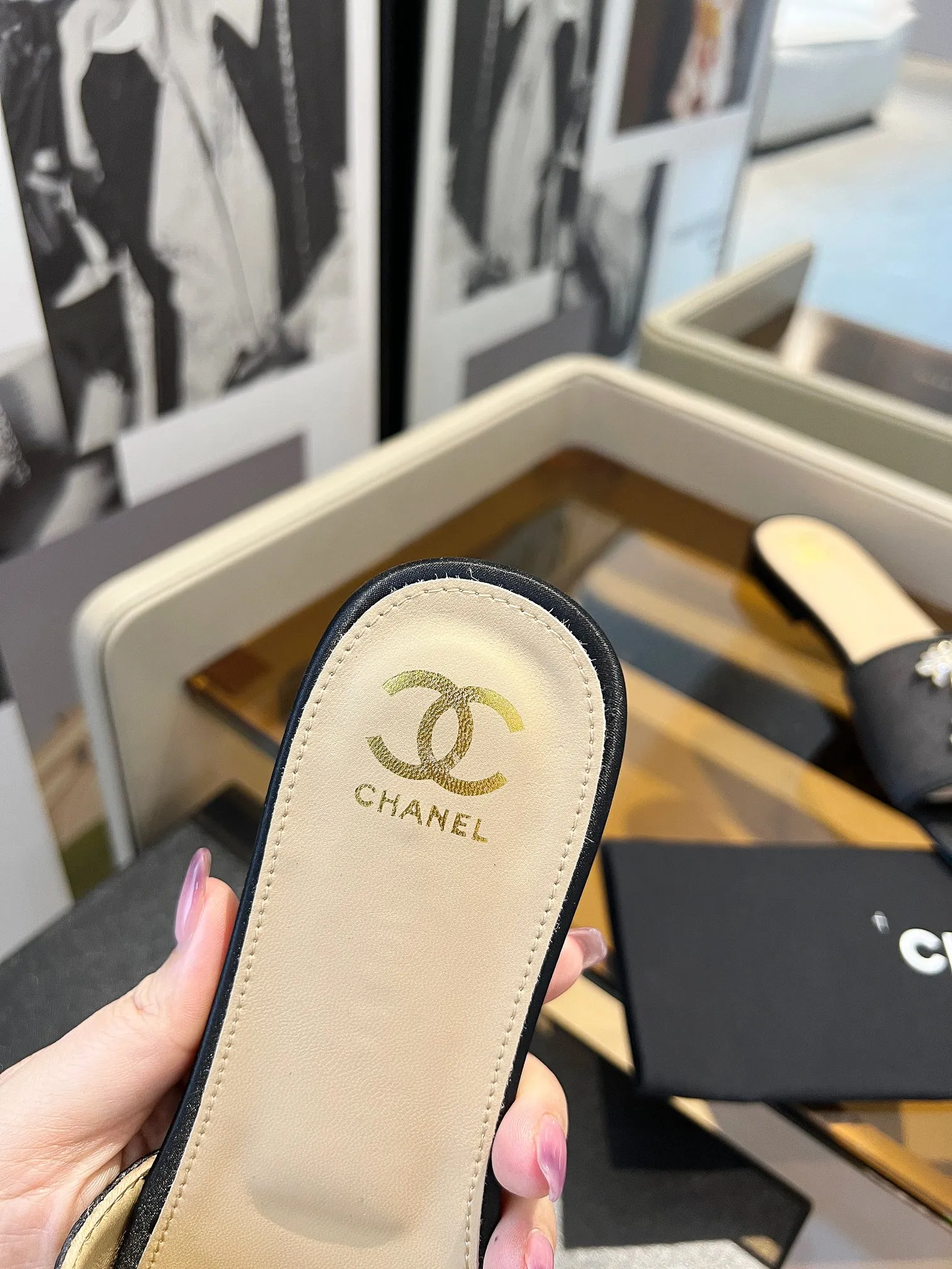 👟👟Ex-factory price 340👟👟 Genuine leather bottom +40 🎉🎉🎉Chanel Xiaoxiang C family sandals series official website synchronization, classic and elegant, casual wear 🌹🌹🌹🌹Original logo~Select imported cowhide and C family custom fabrics, multiple colors for the goddess to choose! ❤️❤️❤️❤️ Code number: 36~40 (customized 35 41 42 43 44 cannot be returned or exchanged)